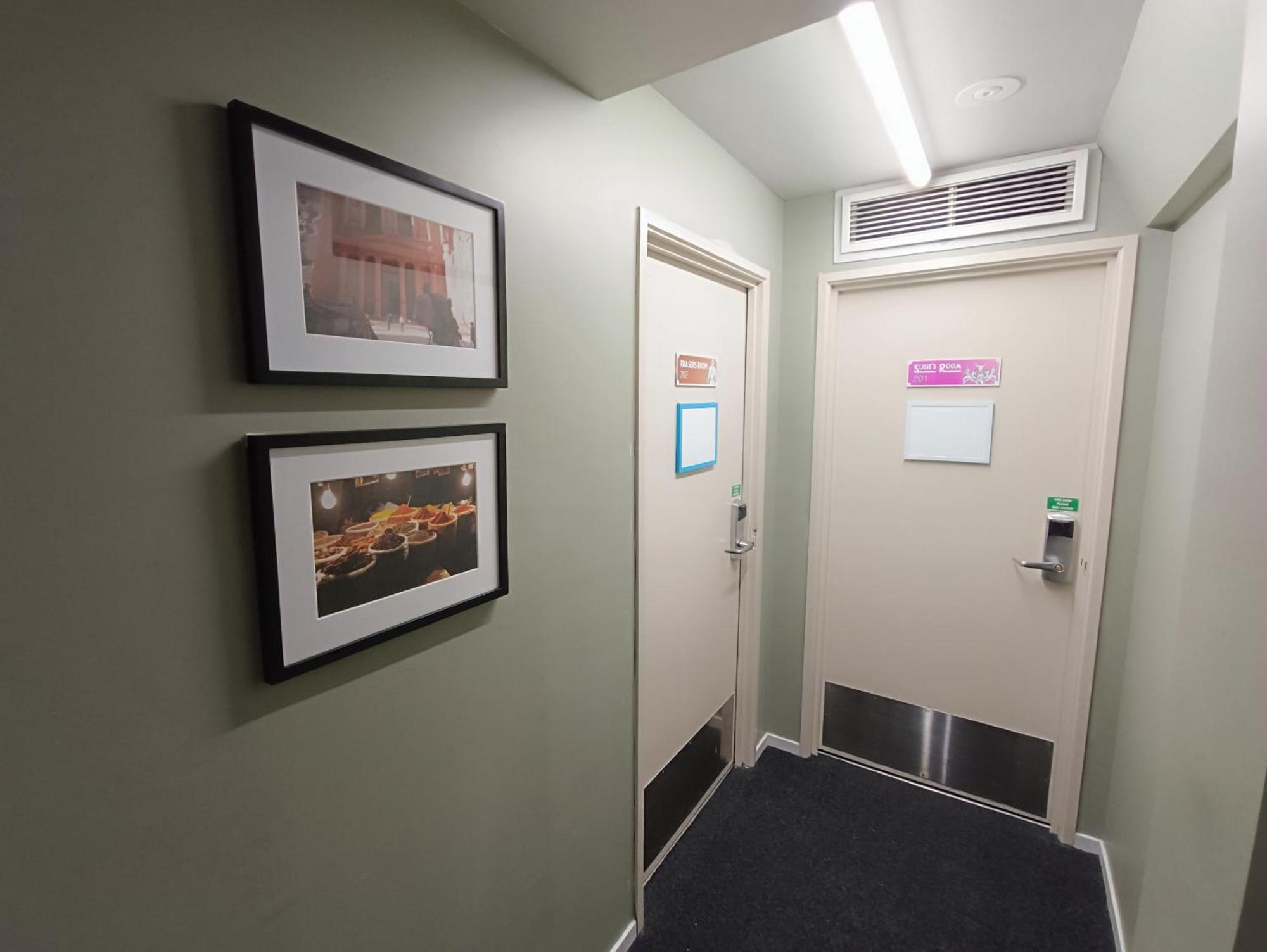 بيت شباب Urbanz كريستتشيرش المظهر الخارجي الصورة A typical corridor