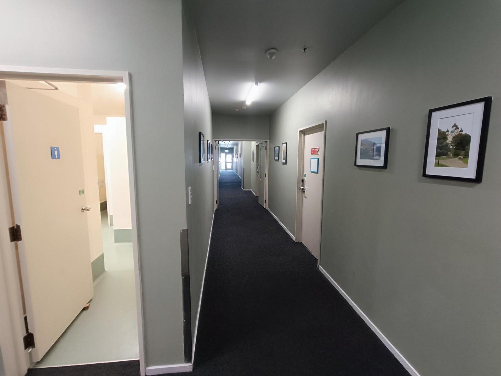 بيت شباب Urbanz كريستتشيرش المظهر الخارجي الصورة A corridor at the University of Waikato's E H Turbott Residence