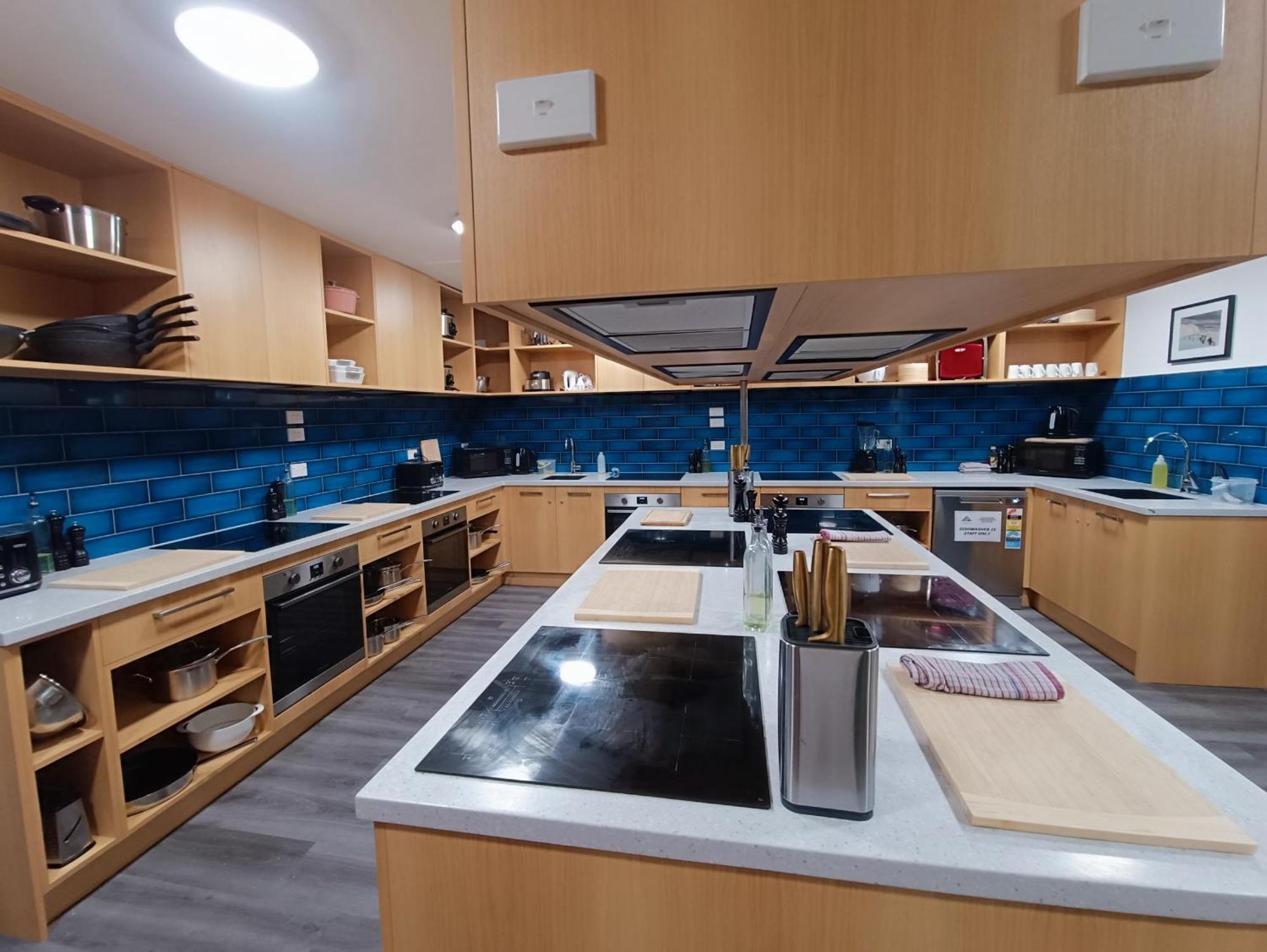 بيت شباب Urbanz كريستتشيرش المظهر الخارجي الصورة The kitchen at the International Centre for Culinary Arts