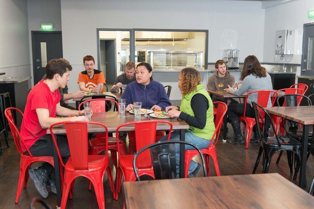بيت شباب Urbanz كريستتشيرش المظهر الخارجي الصورة The dining room at the new boarding house