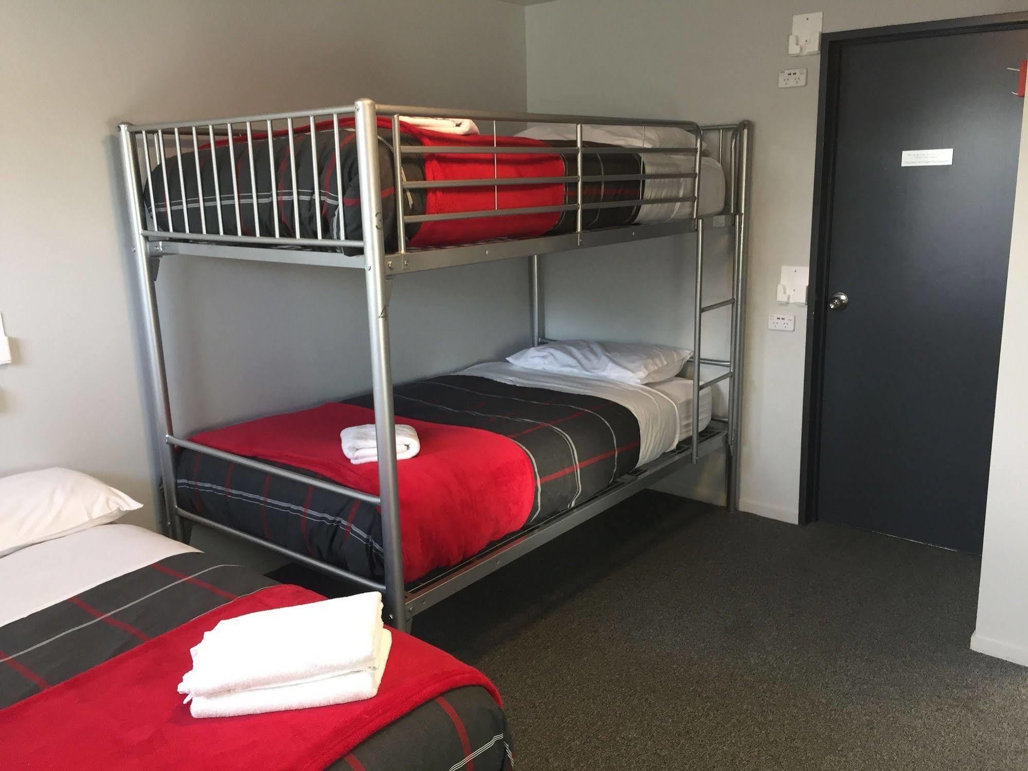 بيت شباب Urbanz كريستتشيرش المظهر الخارجي الصورة A bunk bed in a hostel