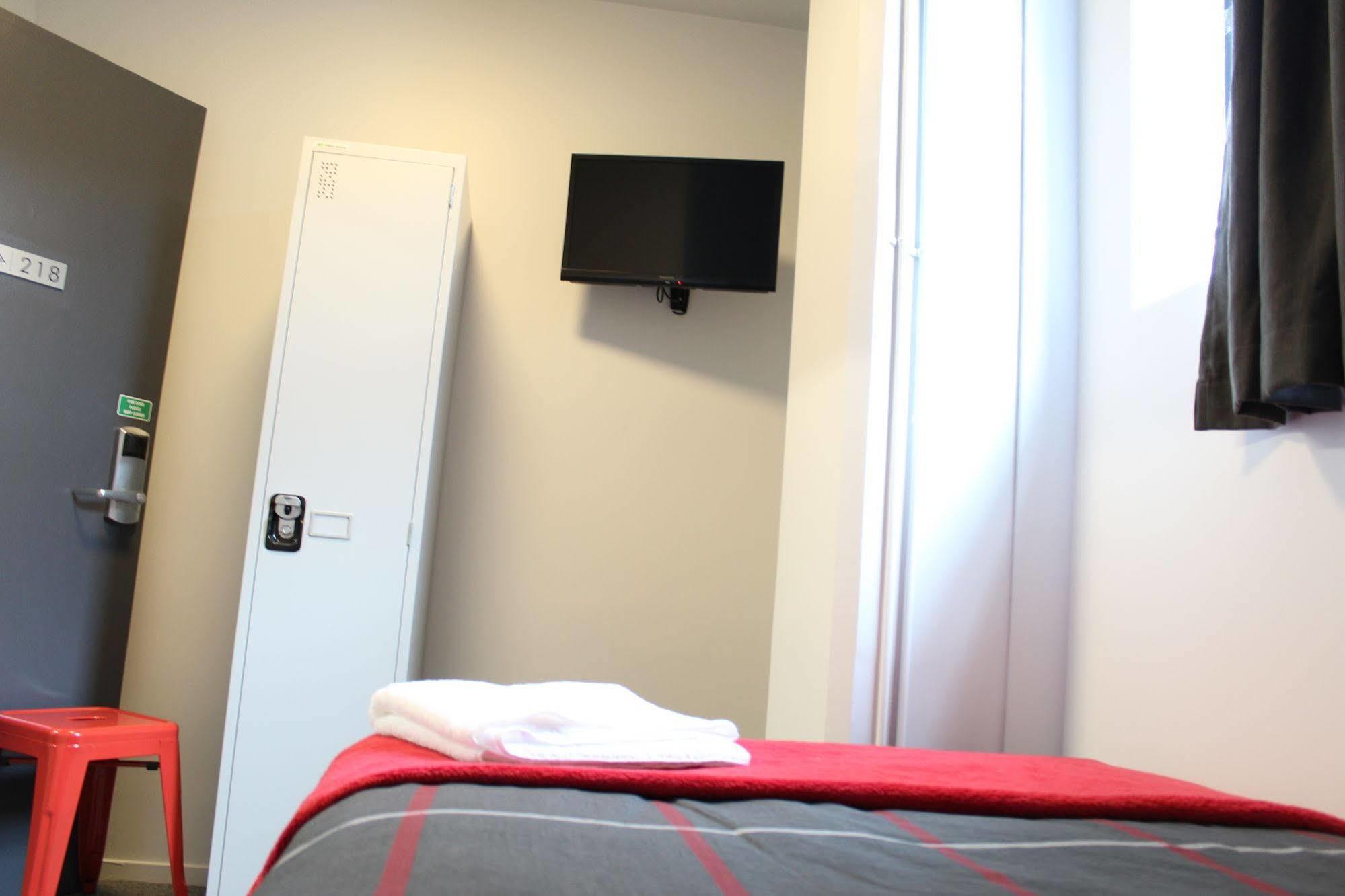 بيت شباب Urbanz كريستتشيرش المظهر الخارجي الصورة A room at a B&B hotel in Paris