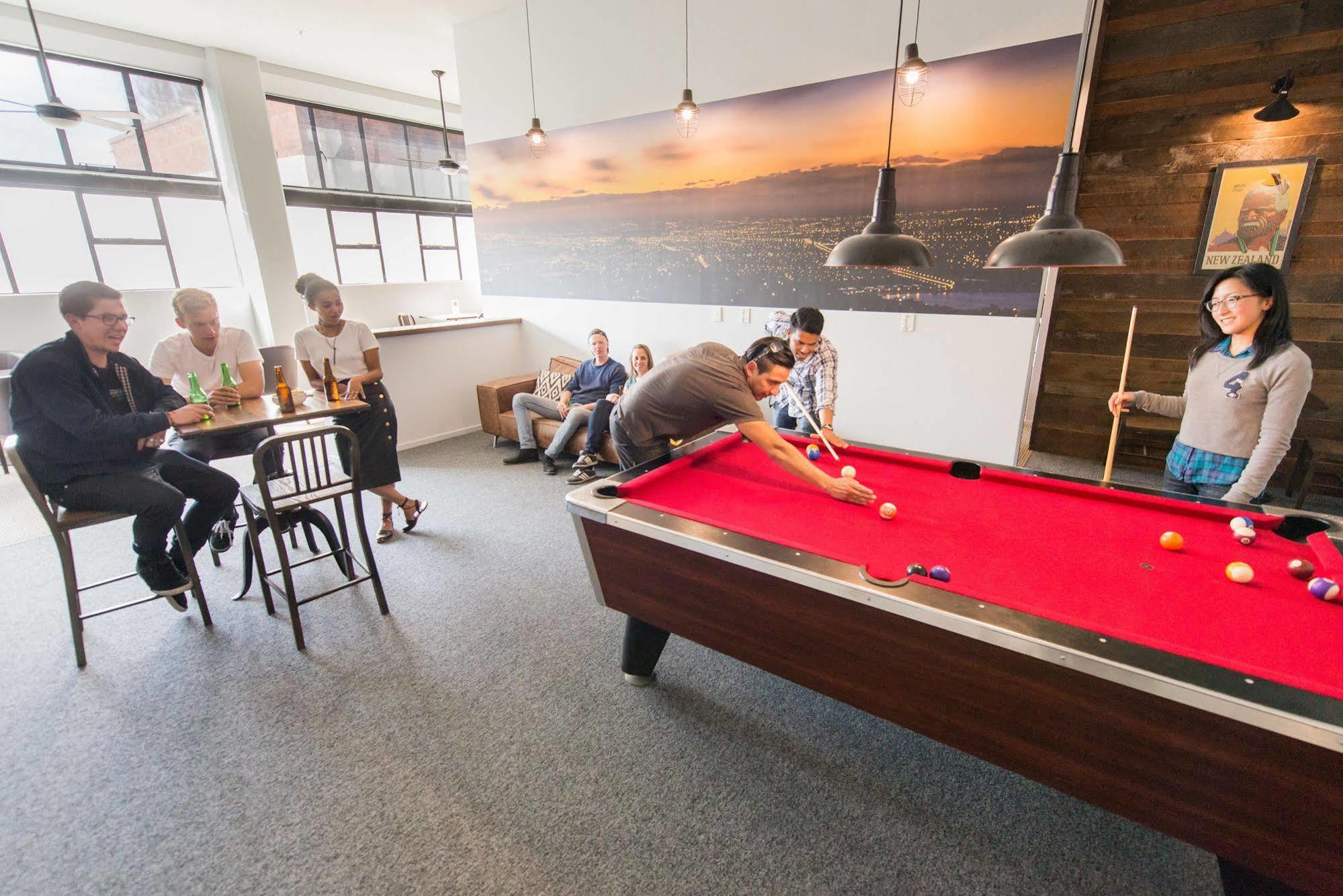 بيت شباب Urbanz كريستتشيرش المظهر الخارجي الصورة The pool table at the company headquarters
