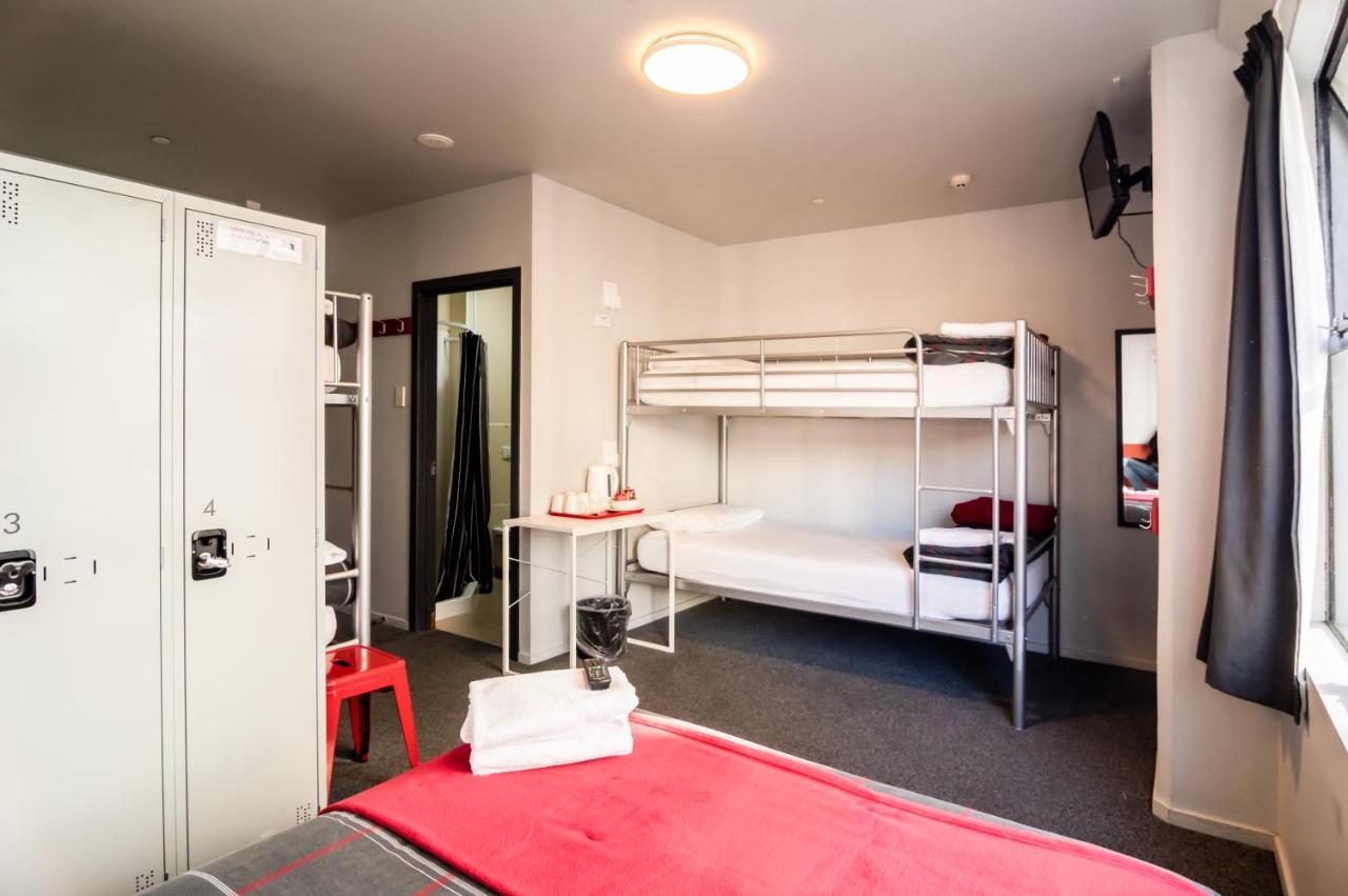 بيت شباب Urbanz كريستتشيرش المظهر الخارجي الصورة A typical room at a typical Ibis budget hotel