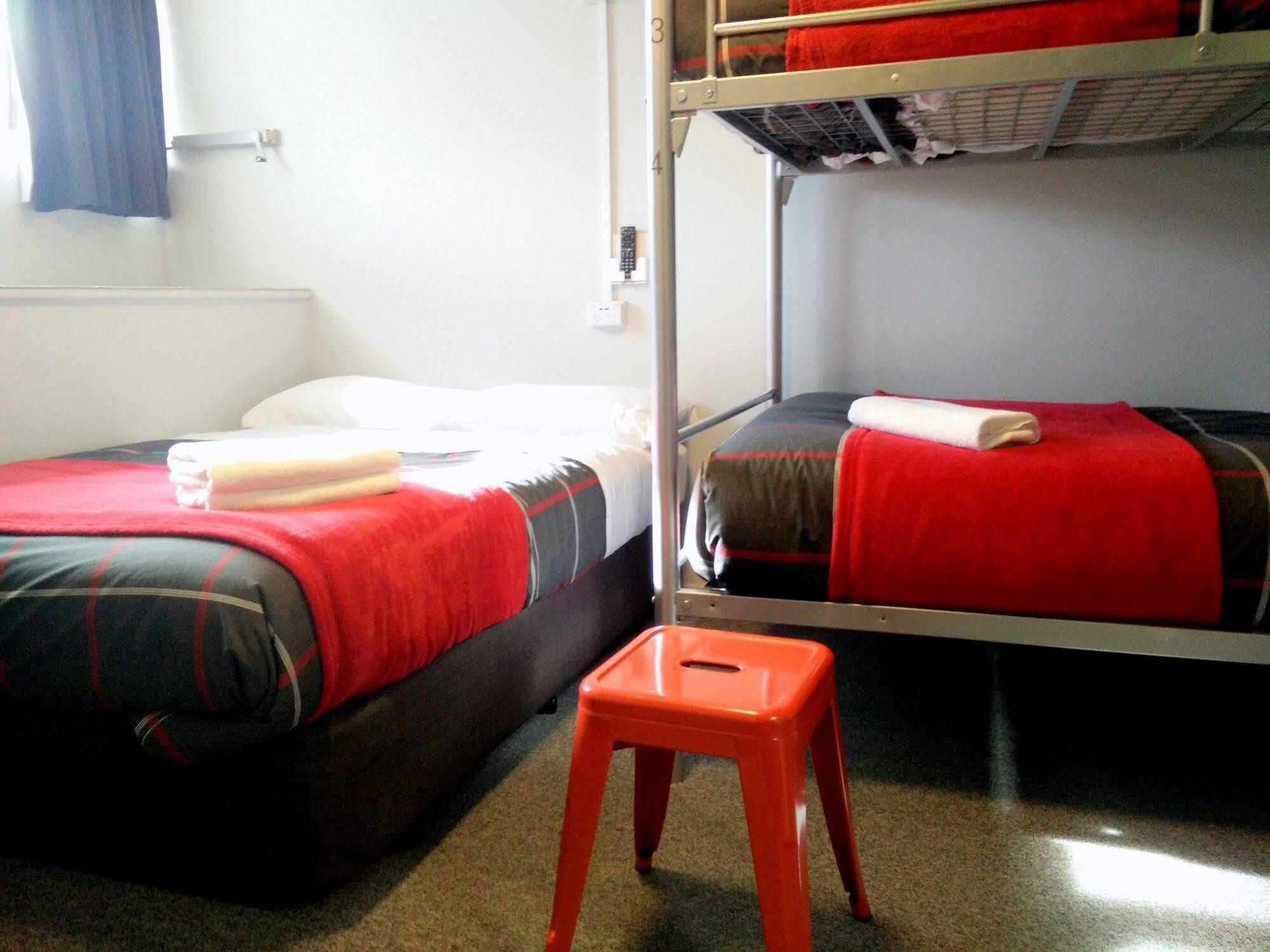 بيت شباب Urbanz كريستتشيرش المظهر الخارجي الصورة A typical room at a backpackers' hostel in Dunedin, New Zealand